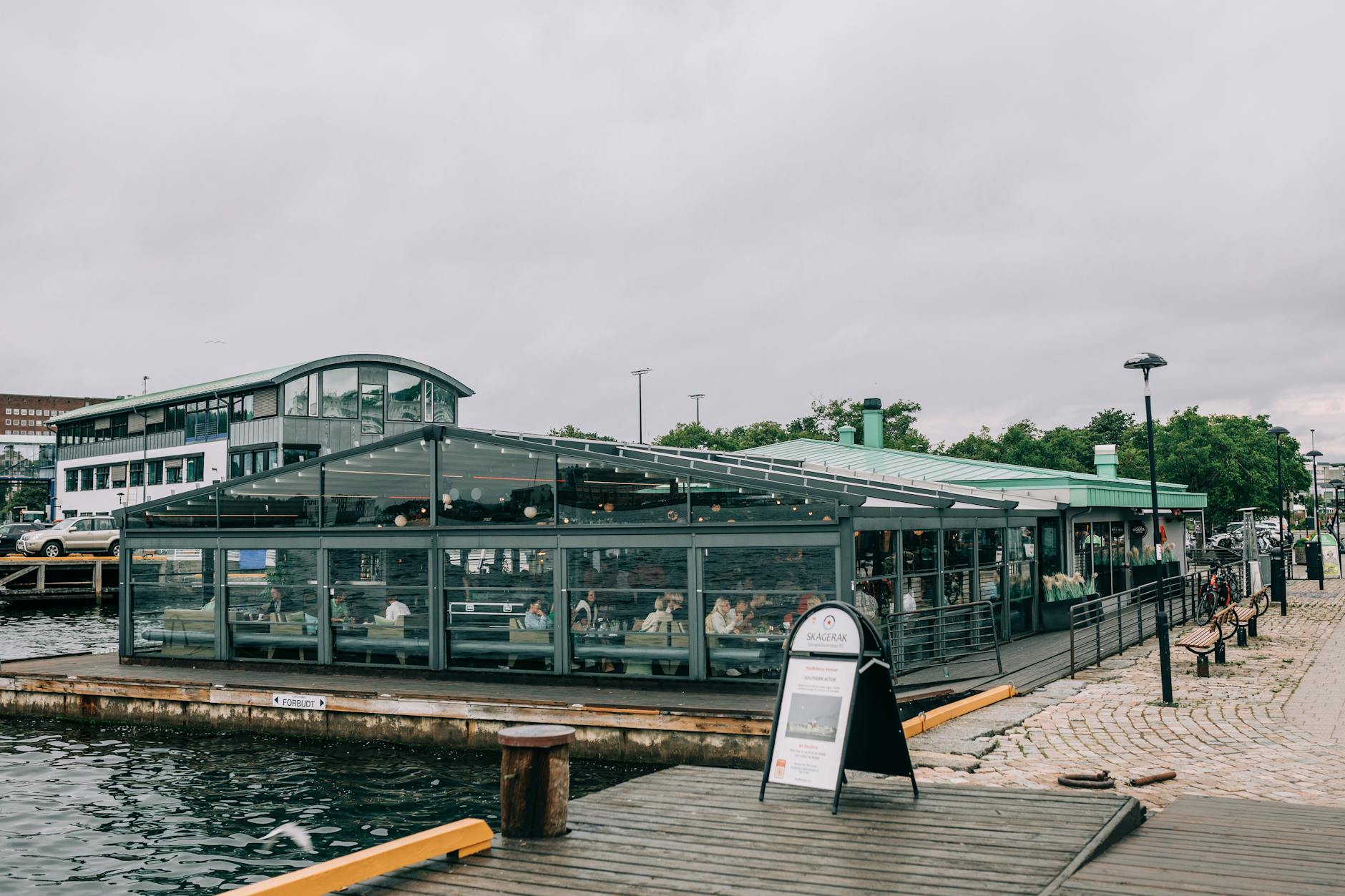 Waterfront dining at restaurants along Darling Harbour