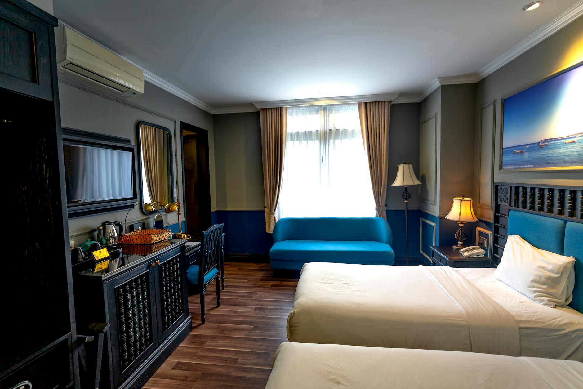 Best family hotels Sydney - family suite with two beds