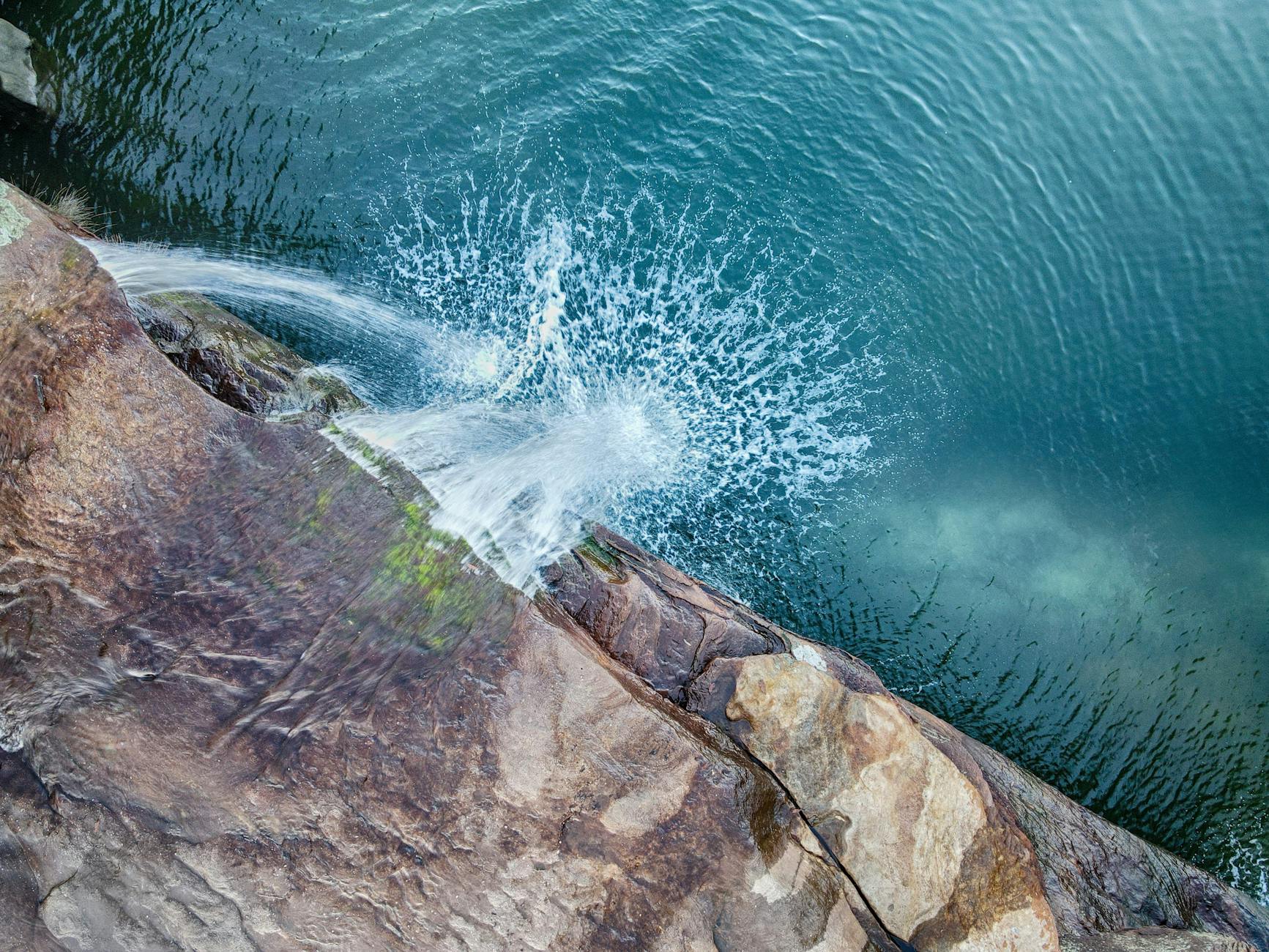 Hidden beaches in Sydney - Wattamolla lagoon and ocean in Royal National Park