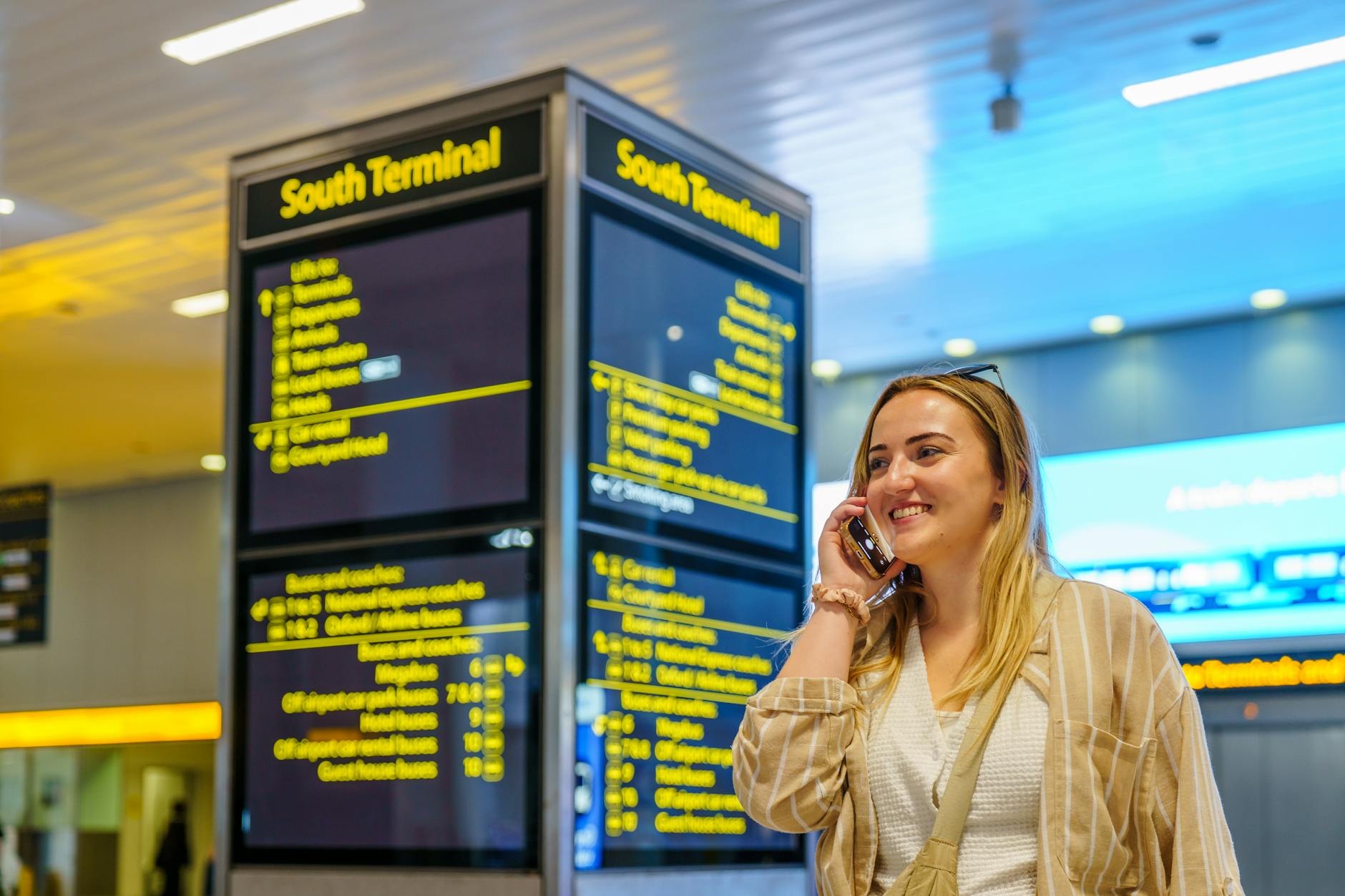Sydney Airport to city - airport terminal arrivals hall