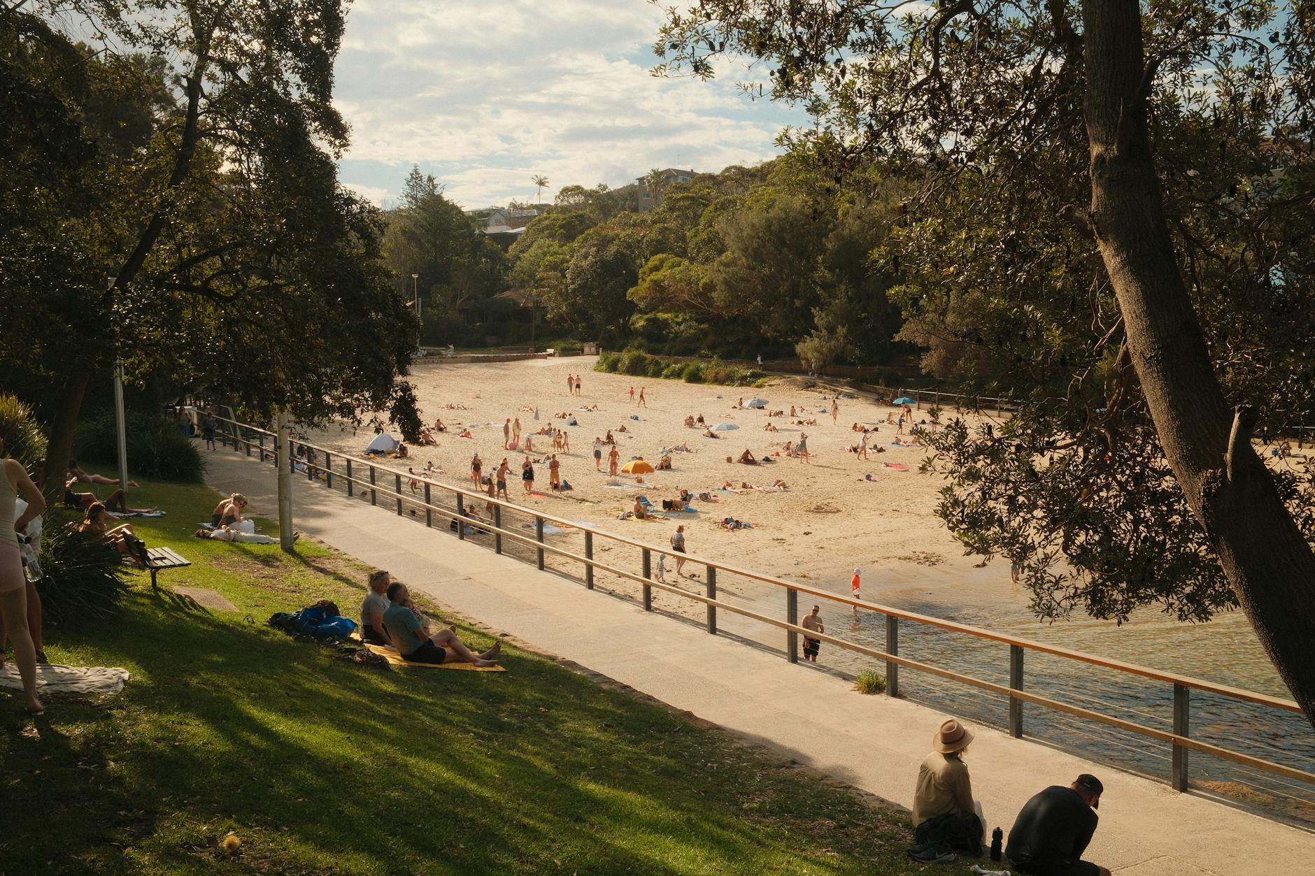 Family beaches in Sydney - family picnic on beach