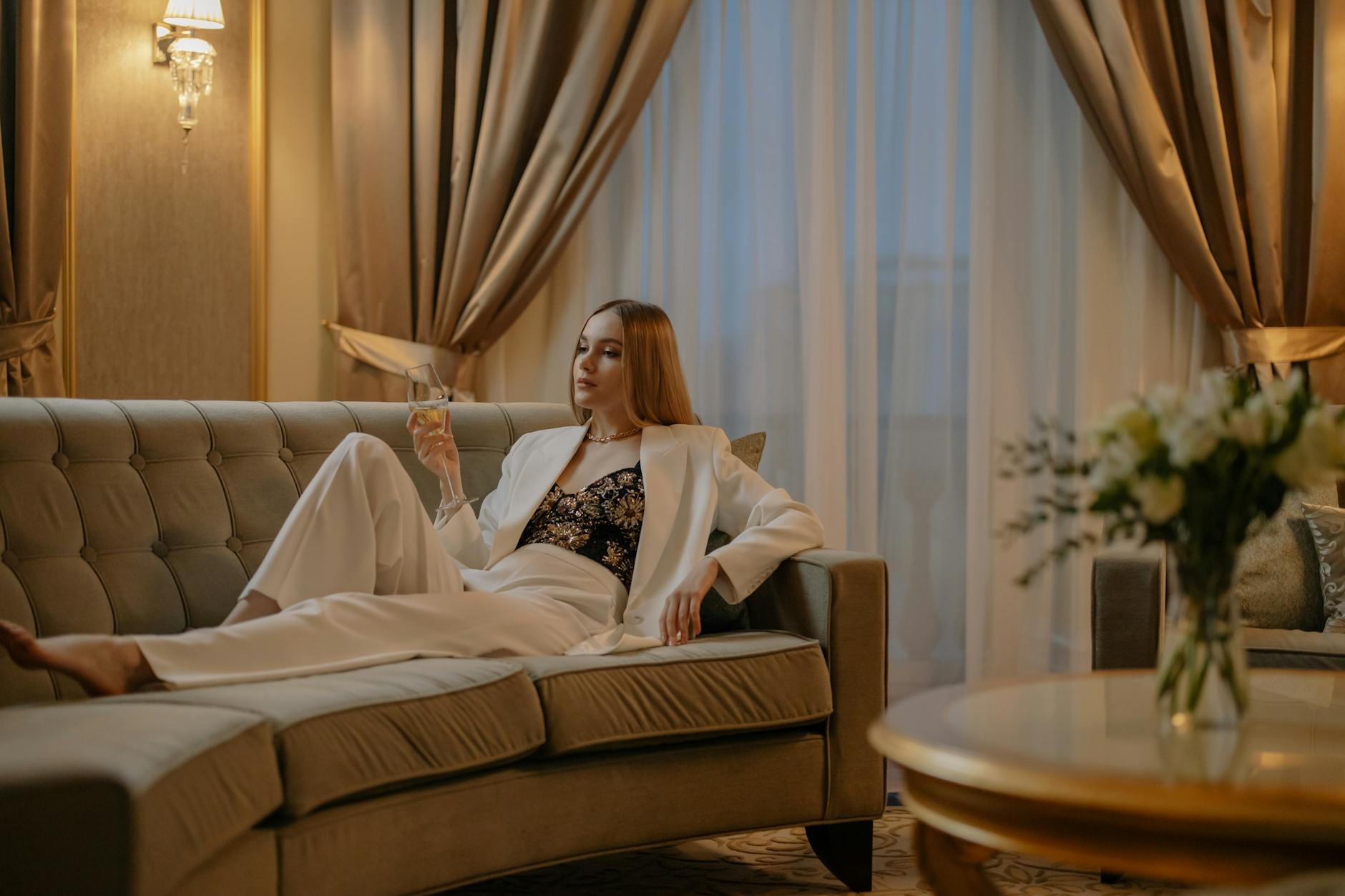 Luxury hotels in Sydney - 5-star hotel suite living room