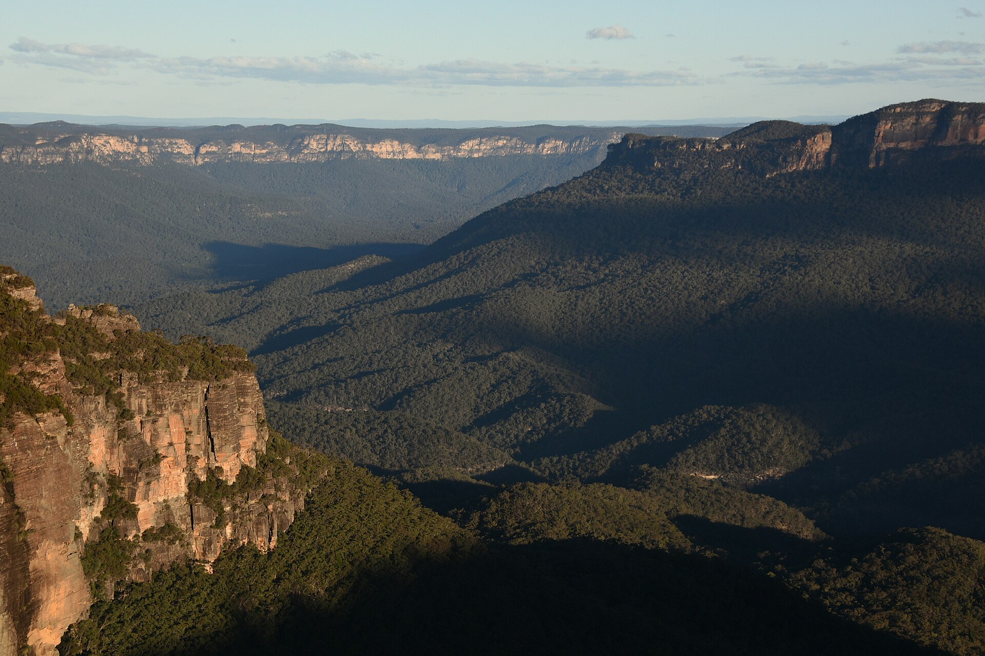 Late afternoon light on the sandstone cliffs of the Jamison Valley near Katoomba